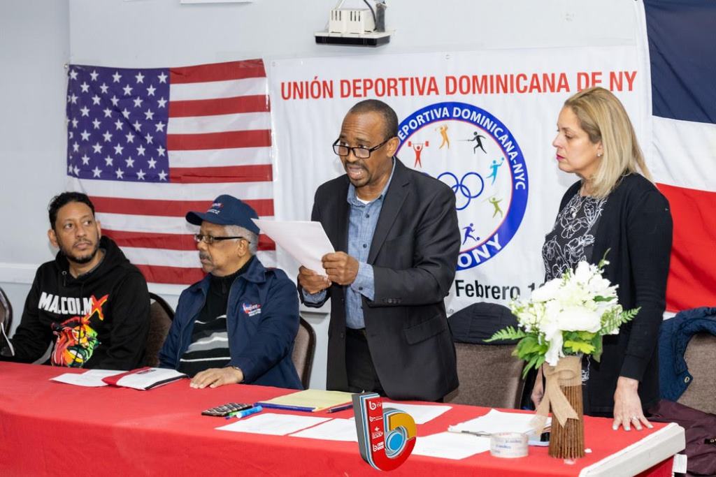 Raymundo Abab, presidente de la asamblea eleccionaria, es captado en el momento que daba a conocer la plancha #2, encabezada por José Ortiz, ganadora por el período 2023-2025.