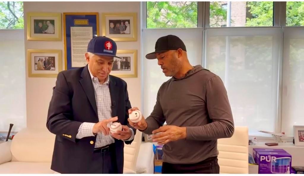Mariano Rivera enseña a lanzar el ‘cutter’ al doctor Ramón Tallaj