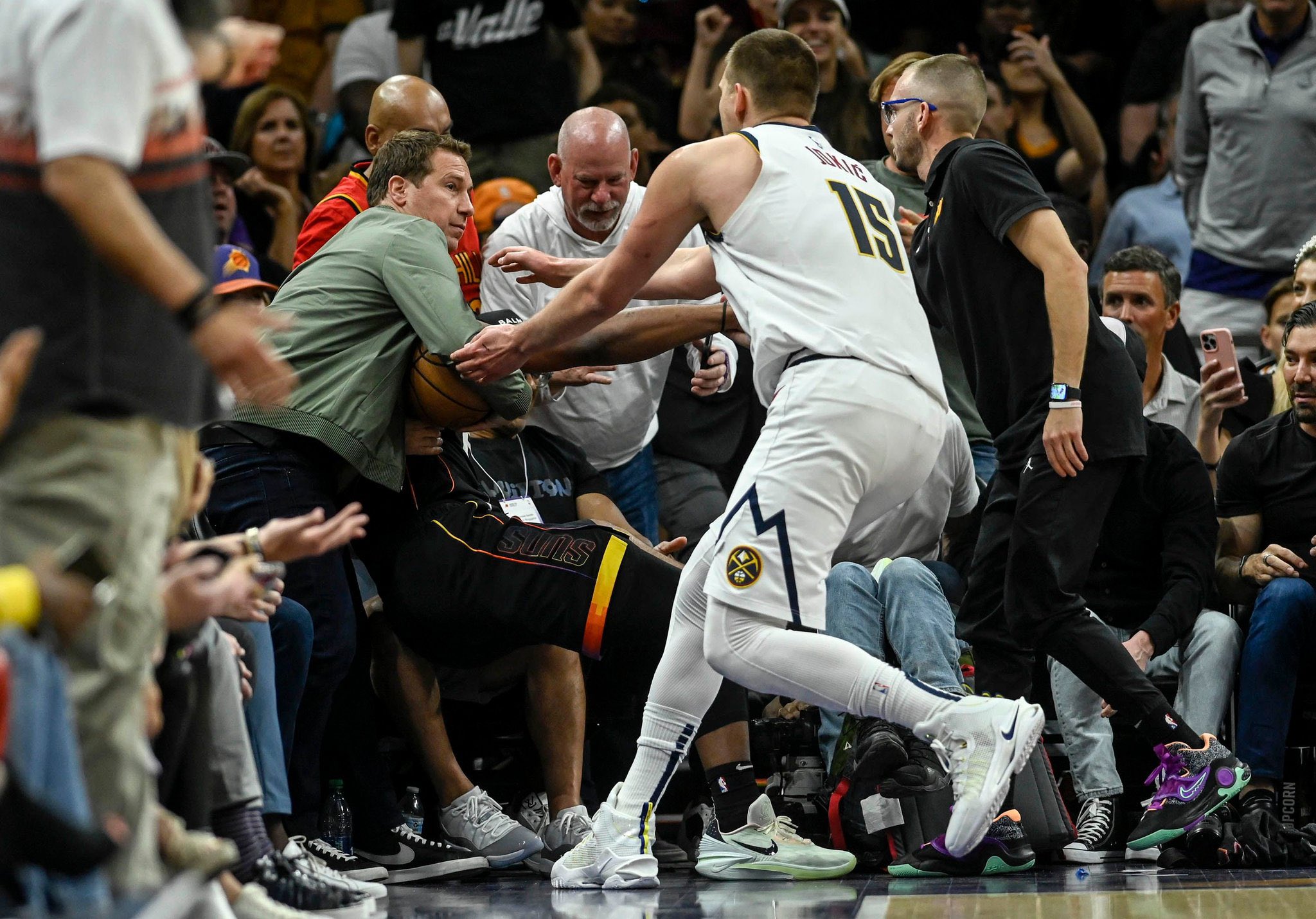 Multan a Jokic por contacto con Ishbia