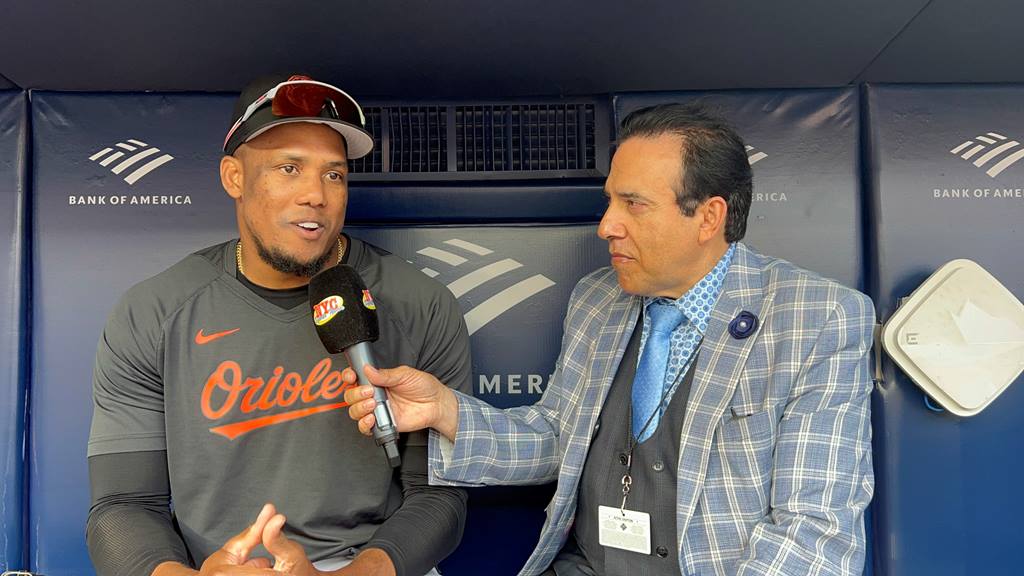 Neftalí Medina conversa con Yennier Cano en el Yankee Stadium.