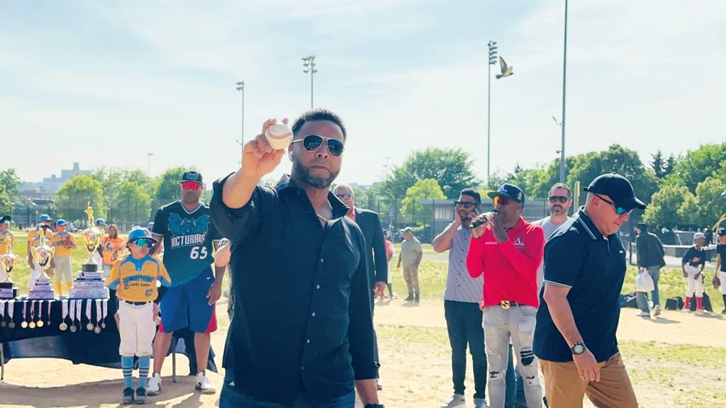 Nelson Cruz, estelar jugador de los Padres de San Diego, realizó el lance de la primera bola.