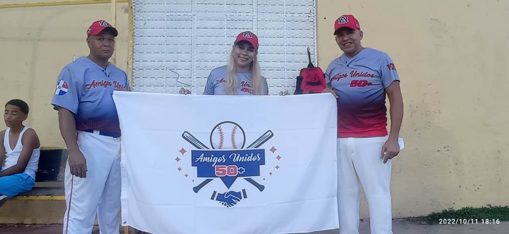 La bandera que recoge el logo de la institución es presentado por tres de los miembros directivos.