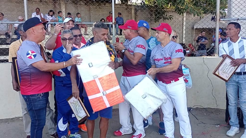 En esta gráfica se observan a los directivos de ‘Amigos Unidos 50+’, entregando útiles deportivos.