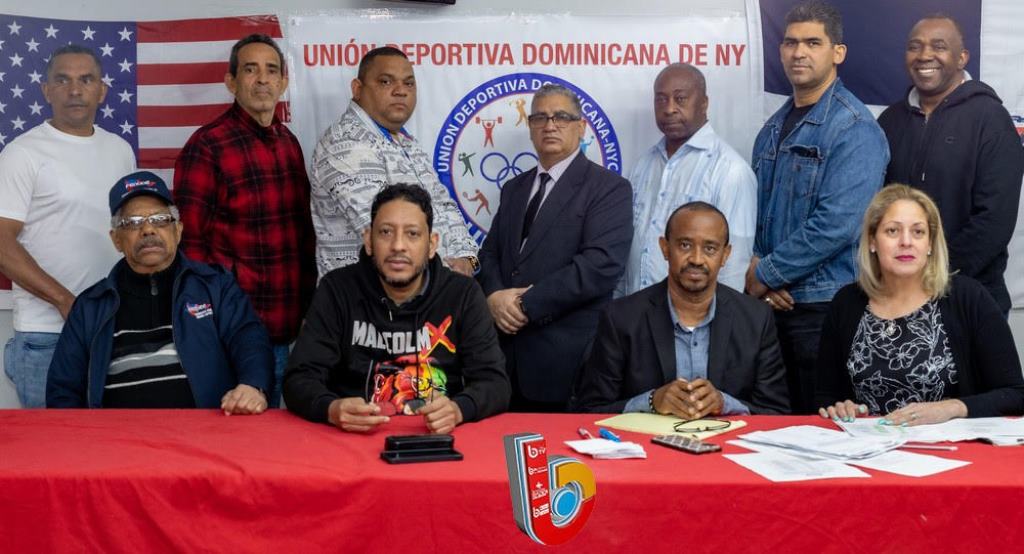 Los integrantes de la plancha #2, ganadora de las elecciones de la Unión Deportiva Dominicana NY, aparecen parados, (celebradas este domingo). Sentados los integrantes de la comisión electoral. / Fotos de Manuel Khoury/Bonches Latinos