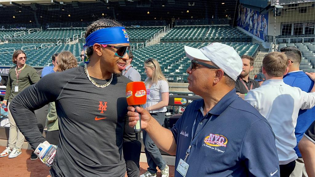 Agustín Zapata y Francisco Lindor hablan en Citi Field