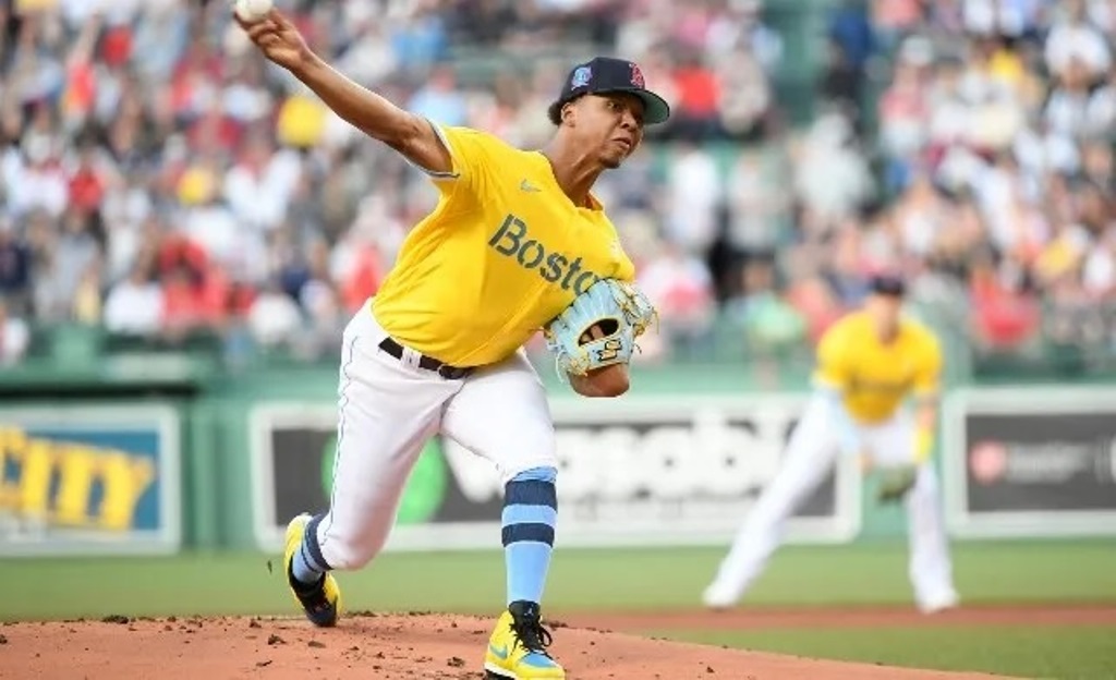 Brayan Bello uniforme amarillo