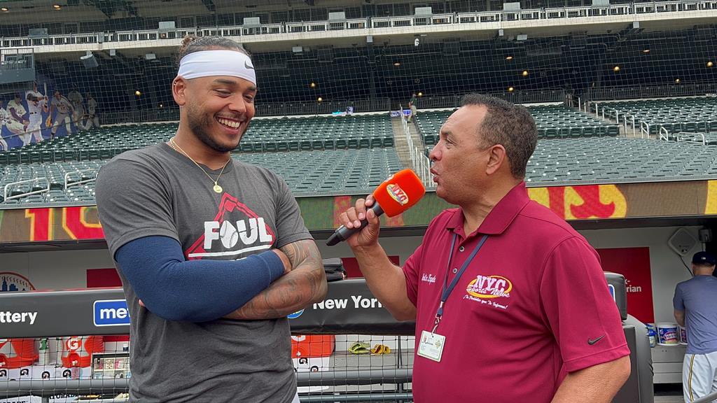 Freddy Peralta conversando con Agustín Zapata en Citi Field