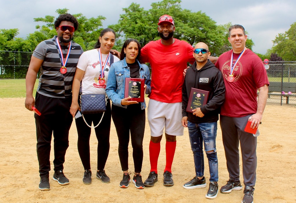 Frank Félix, Kenia Jone, Félix Santana, (representante), Manuel Crisóstomo y Kennedy Peralta, recibieron distinciones de parte de Juan Melo, (centro).