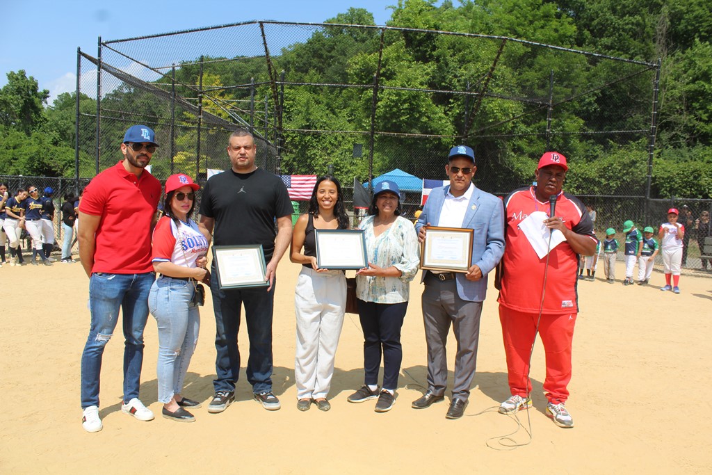 Roberto Rojas, Nayma Silver Matos y José Mateo, recibieron reconocimientos en la apertura.