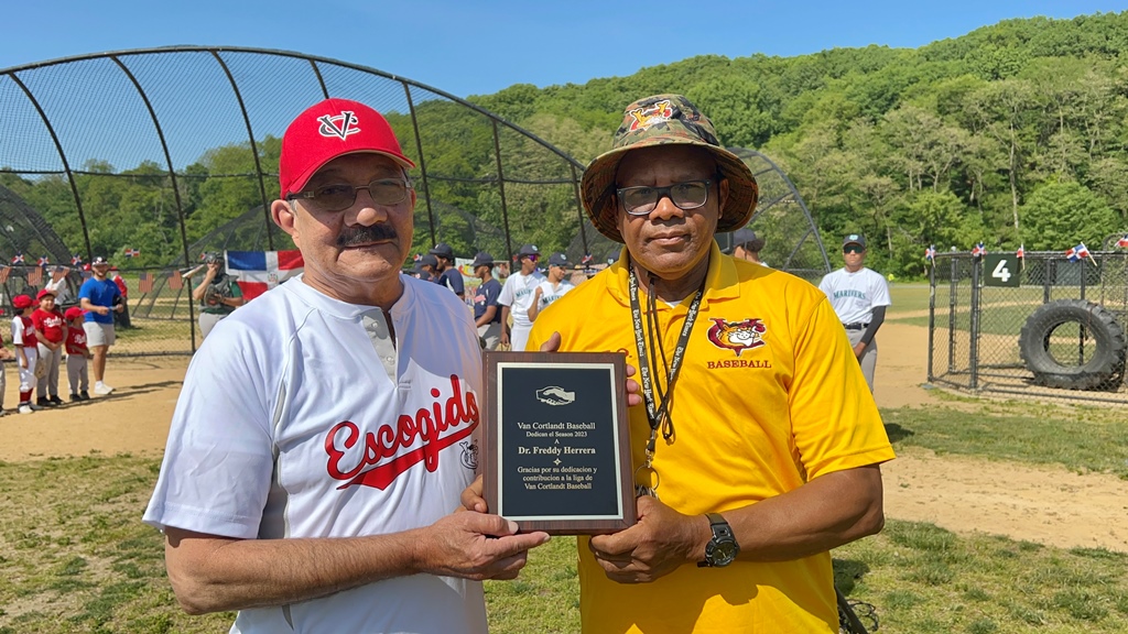 Jhonny Arias, (der.), reconoce al doctor Freddy Herrera.