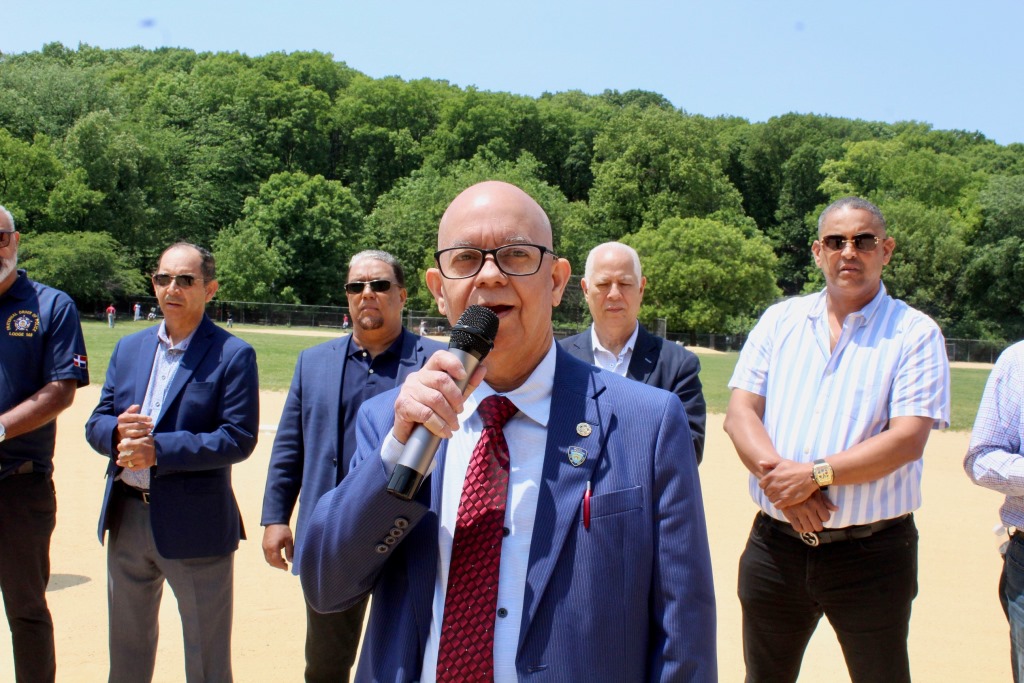 Persio Fernández, presidente de Riverside Car Service, dice las palabras de bienvenidas.