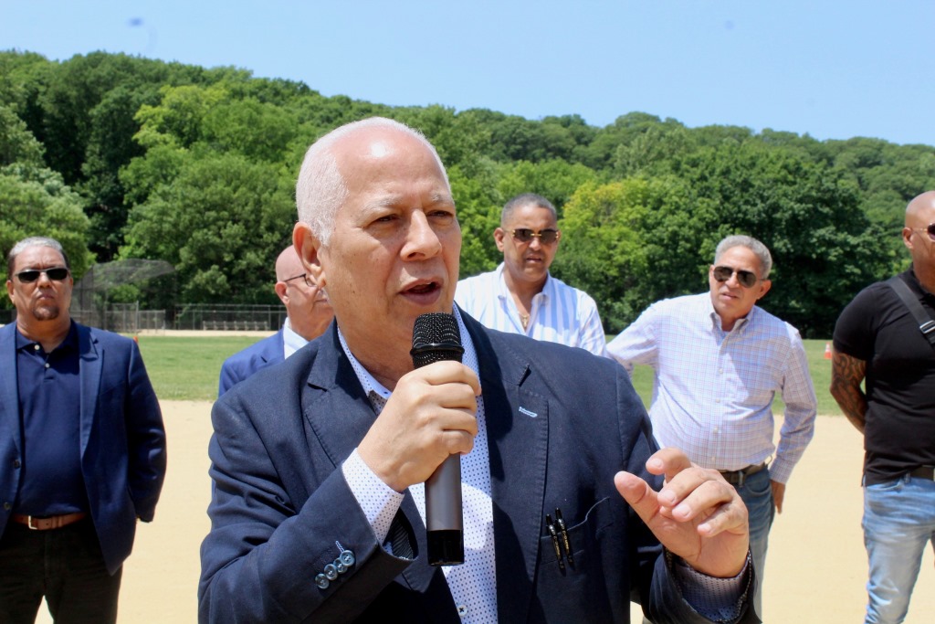 Francisco Solano, fiscalizador, directivos Riverside Car Service, pronuncia discurso de exhortación.