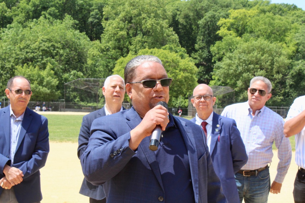 Digno Hidalgo, tesorero de la base Riverside, pronuncia discurso.