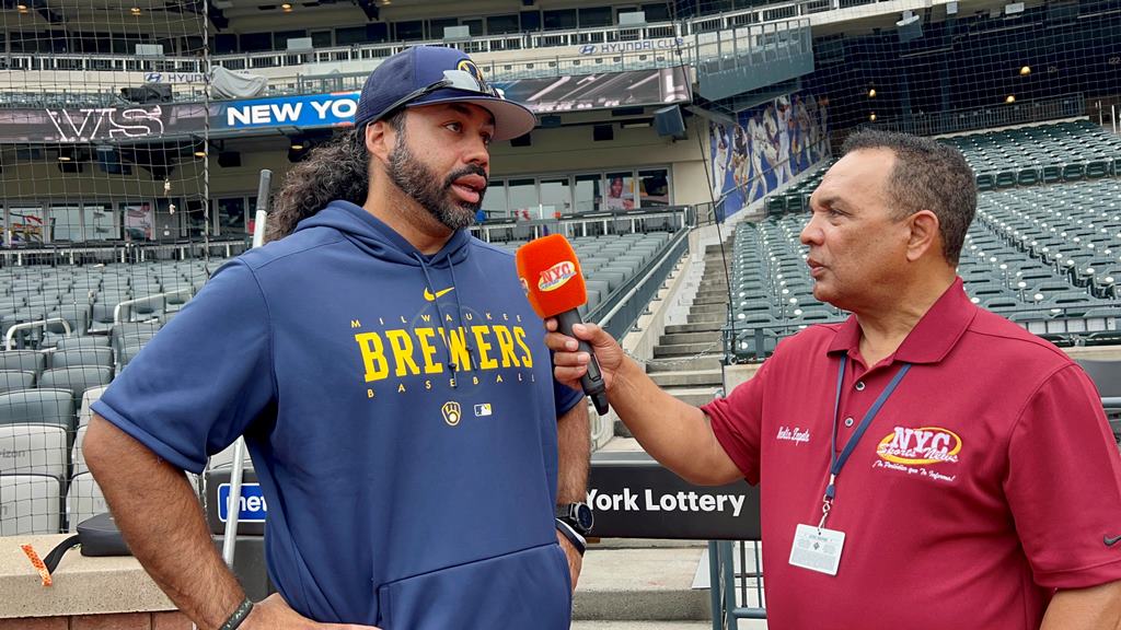 Pedro Álvarez conversa con Agustín Zapata en Citi Field.