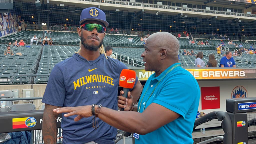 Santiago Dolciné dialogando con Raimel Tapia en Citi Field