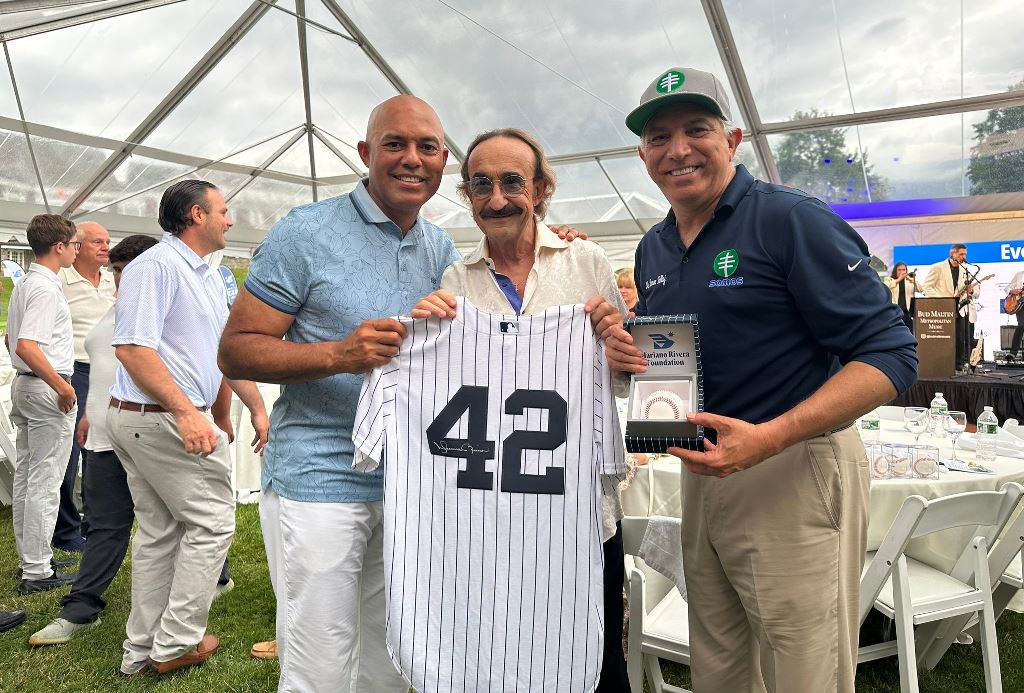 Mariano Rivera y el doctor Ramón Tallaj, entregan al músico argentino, el célebre maestro argentino Raúl Di Blasio (El Piano de América), una camiseta (#42) y una pelota de béisbol, ambas prendas firmadas por Mariano Rivera.