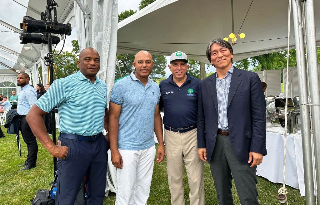 Orlando -El Duque- Hernández, Mariano Rivera, doctor Ramón Tallaj e Hideki Matsui, comparten durante un receso.