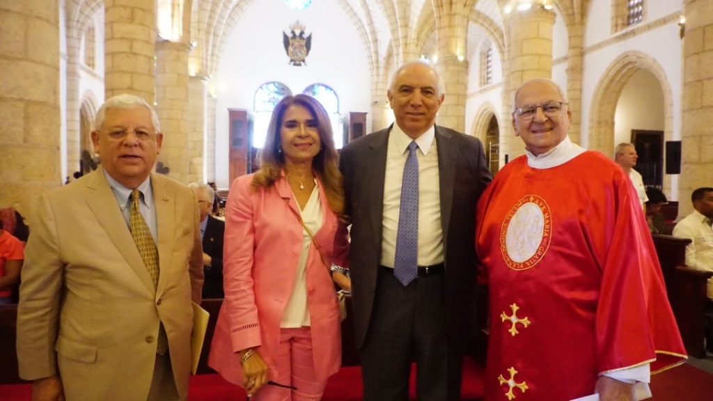 Desde la izquierda Mario J. Paredes, doctora Inés Hernández, doctor Ramón Tallaj y Monseñor Francisco Osoria, Arzobispo de Santo Domingo.