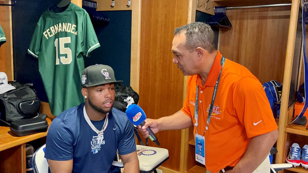 Agustín Zapata hablando con el cubano Yanqueil Fernández en el T-Mobile Park en Seattle, WA.