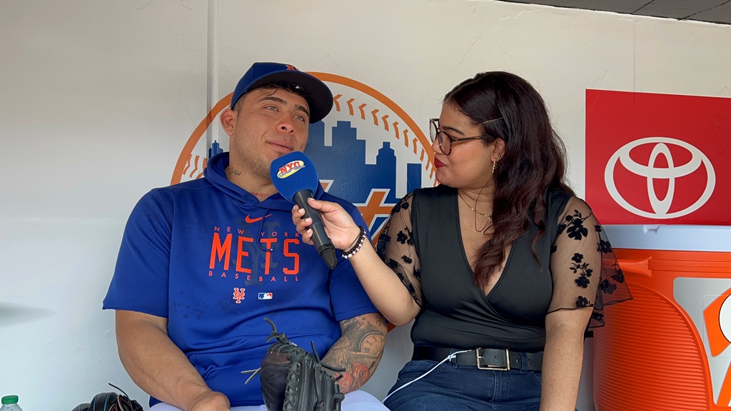 Arlenis J. Peña es captada dialogando con Francisco Álvarez.