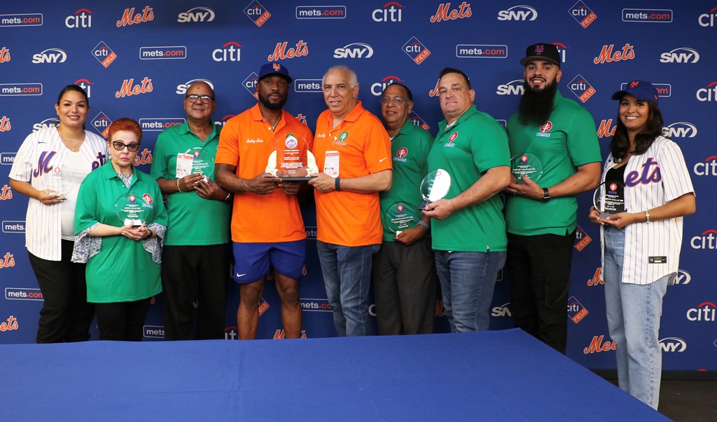El pelotero de los Mets de Nueva York, Starling Marte, encabeza el acto de distinciones a un grupo de médicos que pertenecen a SOMOS Community Care.