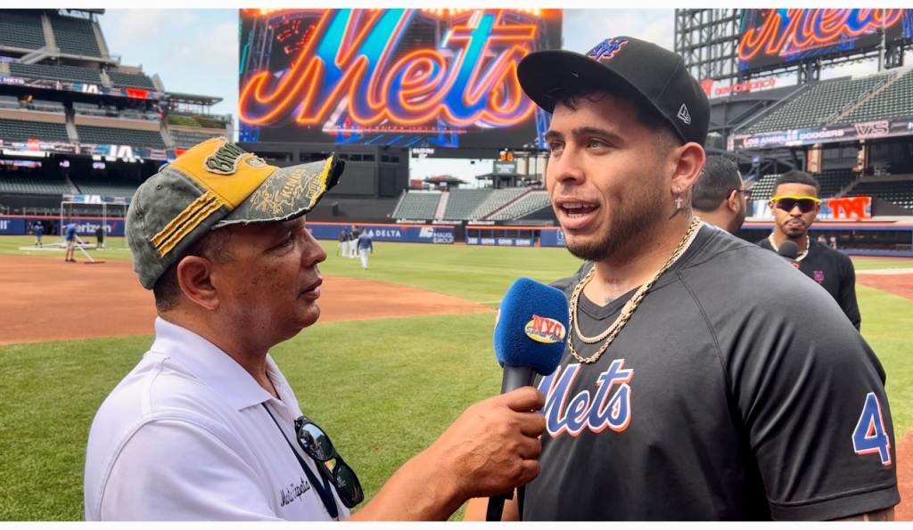 Agustín Zapata entrevista al receptor Francisco Álvarez en Citi Field.