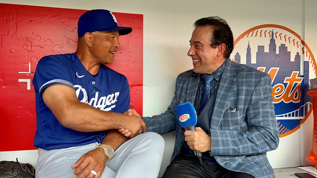 Neftalí Medina conversó con el manager de los Dodgers de Los Angeles Dave Robert en Citi Fiel.