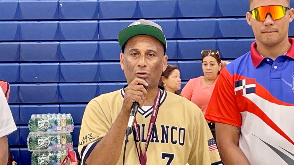 José Polanco, dice las palabras centrales en el acto.
