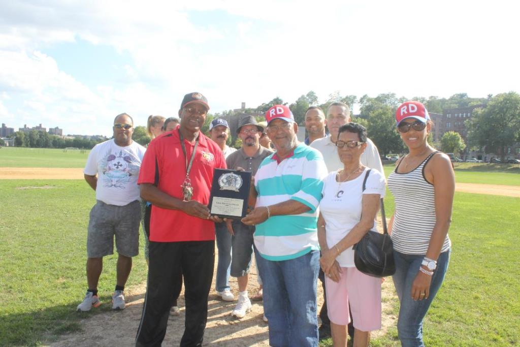 Jhonny Arias de Van Cortlandt Baseball en foto de archivo distinguiendo a David Lantigua.