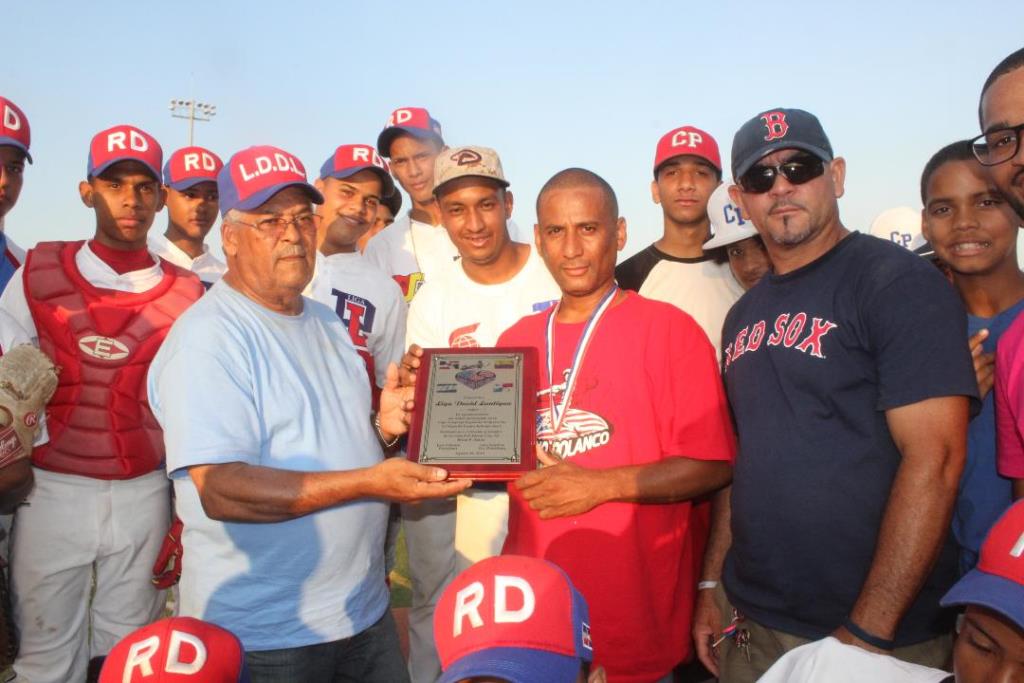 José Polanco del Complejo Polanco en Union City, New Jersey, hizo un homenaje a David.