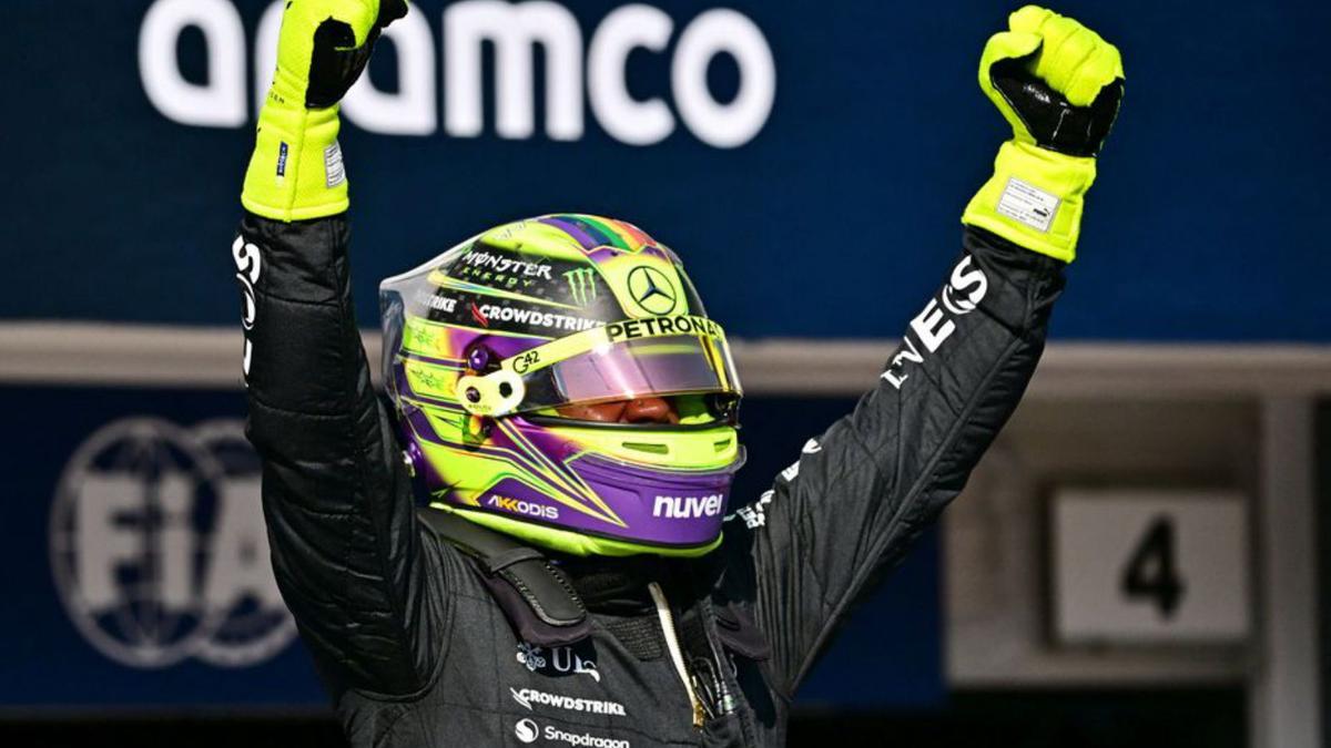 Lewis Hamilton celebra su primera pole de la temporada. REUTERS