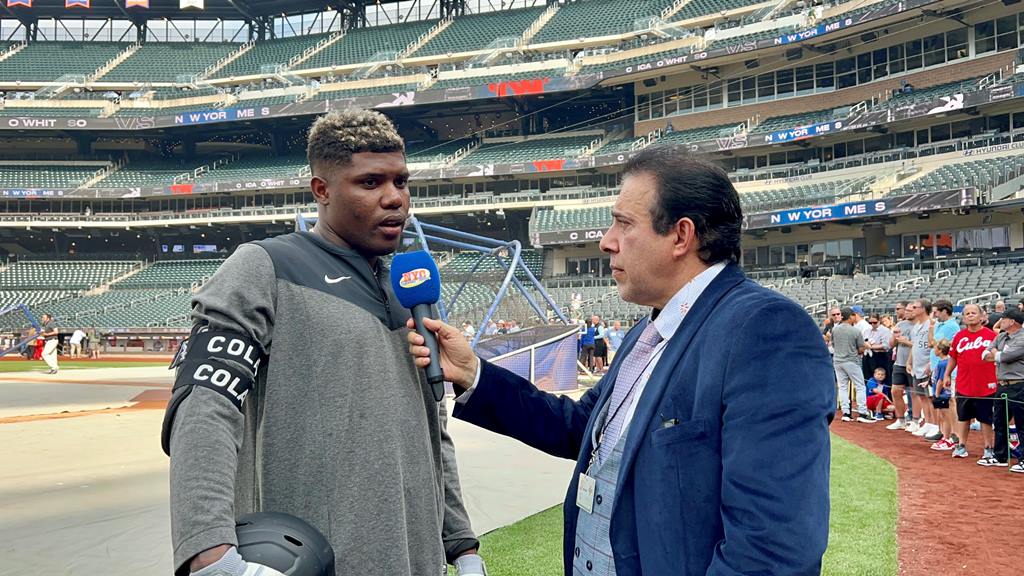 Neftalí Medina captado entrevistando a Oscar Colás en el Citi Field.