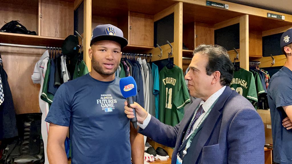 Neftalí Medina conversando con Jackson Chourio en el T-Mobile Park en Seattle, WA.