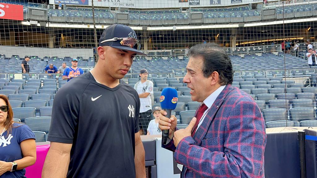 Neftalí Medina entrevista a Oswald Peraza en el Yankees Stadium.