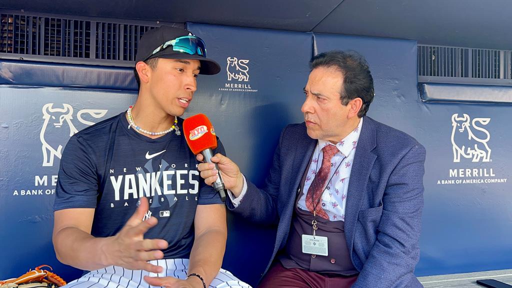 Neftalí Medina entrevista al venezolano Oswaldo Cabrera en el Yankee Stadium.