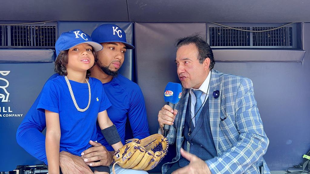Neftalí Medina entrevistó al lanzador José Cuas en el Yankee Stadium.