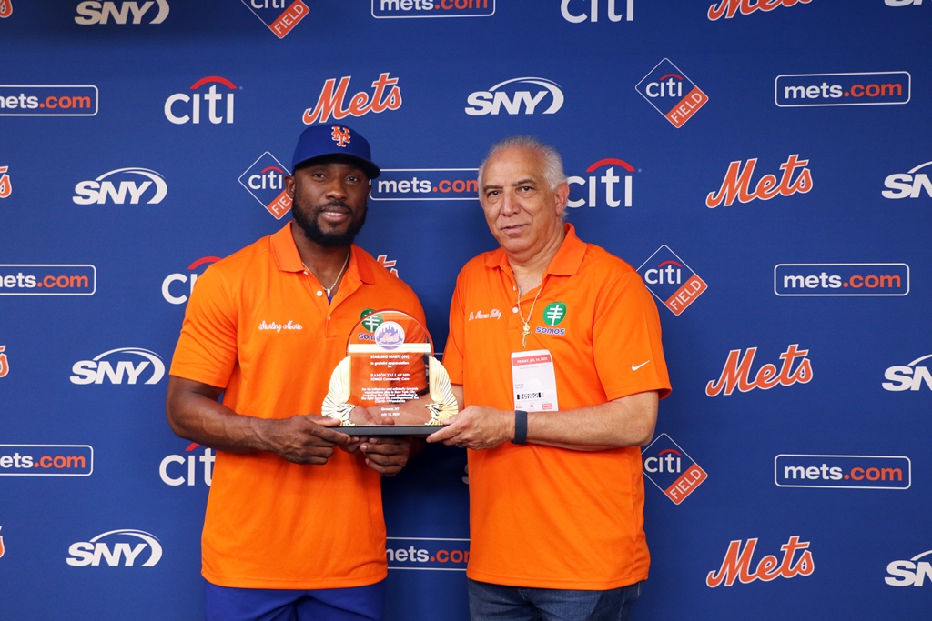 Starling Marte a nombre de los New York Mets, reconoce la labor altruista del doctor Ramón Tallaj en la comunidad.