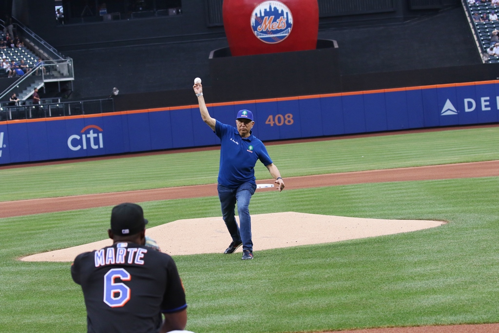 El doctor Ramón Tallaj es captado en el momento que realiza el lanzamiento de la primera bola en Citi Field, recibida por el pelotero Starling Marte.