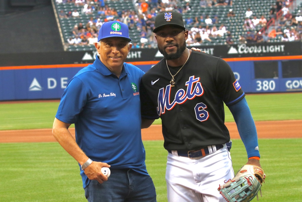 El doctor Ramón Tallaj, posa junto al pelotero de los Mets, el dominicano Starling Marte, en Citi Field.