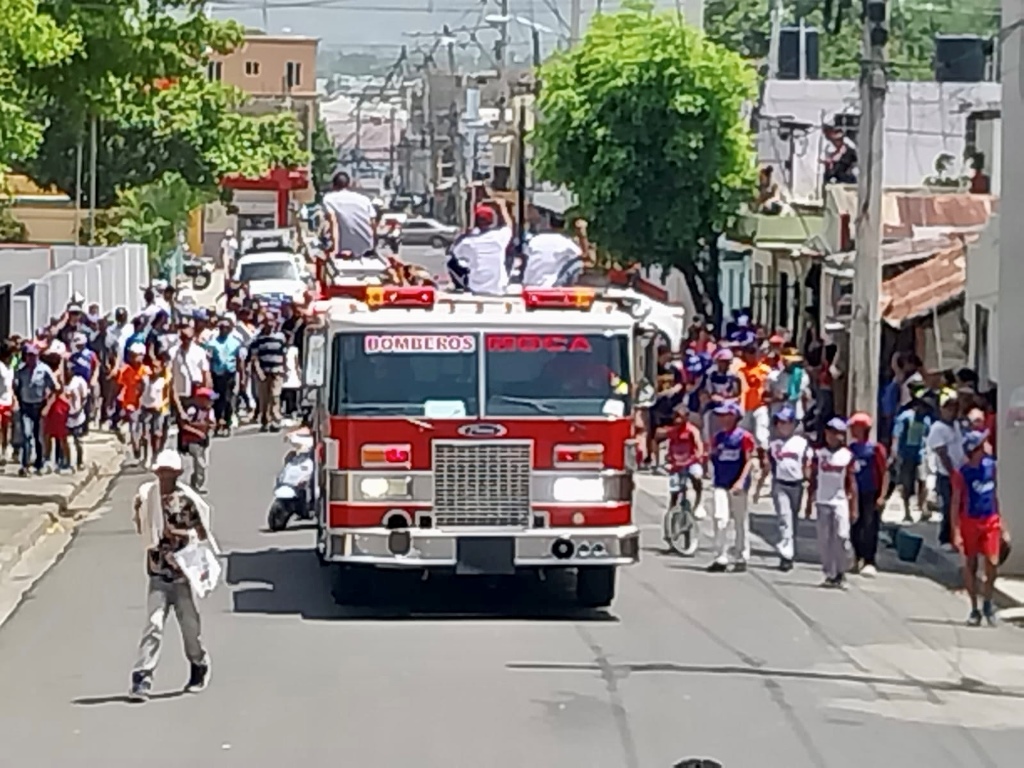 Una unidad del Cuerpo de Bomberos de Moca, encabeza el recorrido por las calles y avenidas de Moca.