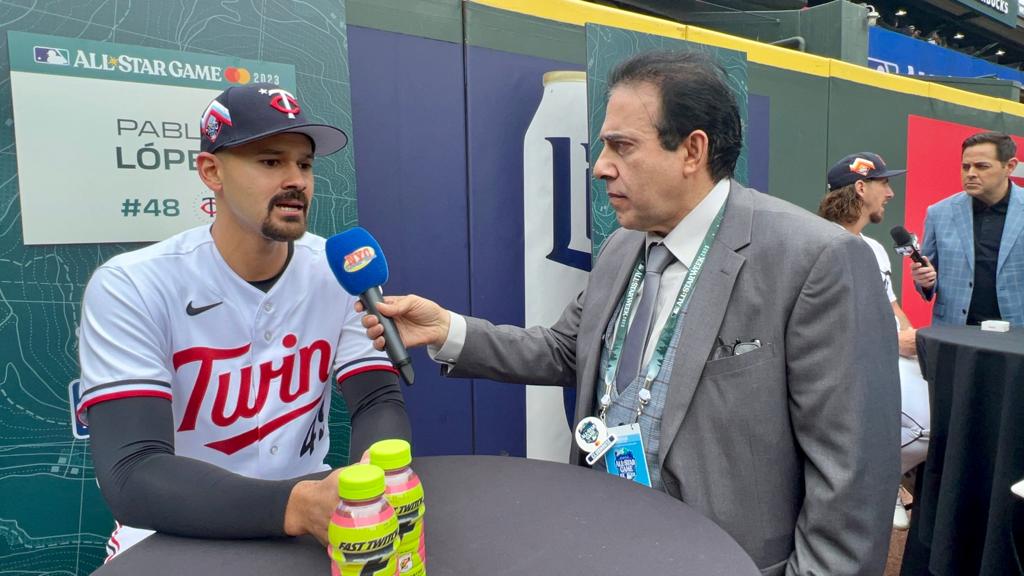 Neftalí Medina entrevista a Pablo López en el T-Mobile Park.