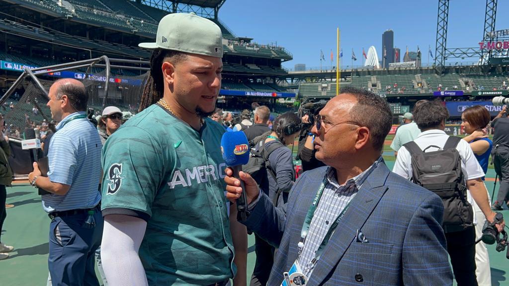 Luis Castillo sostiene una importante conversación con Agustín Zapata en el T-Mobile Park, en Seattle.