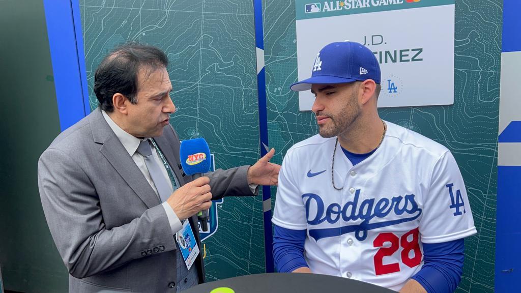 Neftalí Medina entrevistando a JD Martínez en el T-Mobile Park, en Seattle.