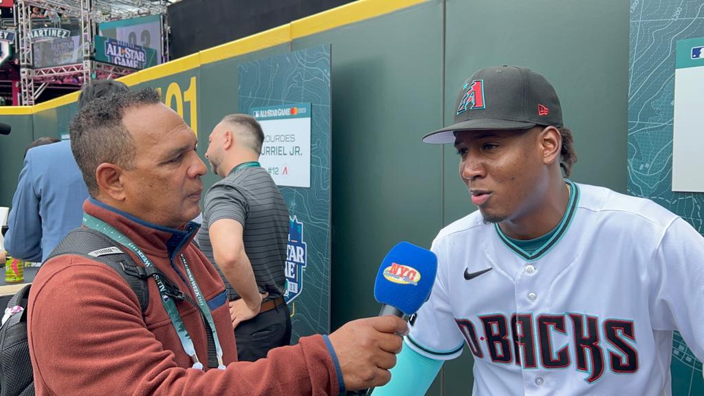 Agustín Zapata conversó con Geraldo Perdomo en el T-Mobile Park en Seattle.