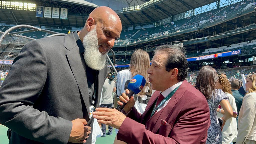 Neftalí Medina conversa con Tony Clark en el T-Mobile Park en Seattle.