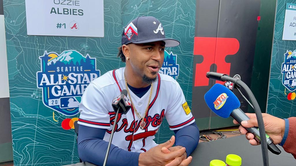 Agustín Zapata entrevistando a Ozzie Albies en T-Mobiles Park, en Seattle.