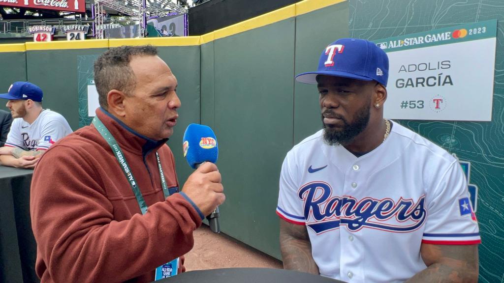 Agustín Zapata dialoga con Adolis García en el T-Mobile Park en Seattle