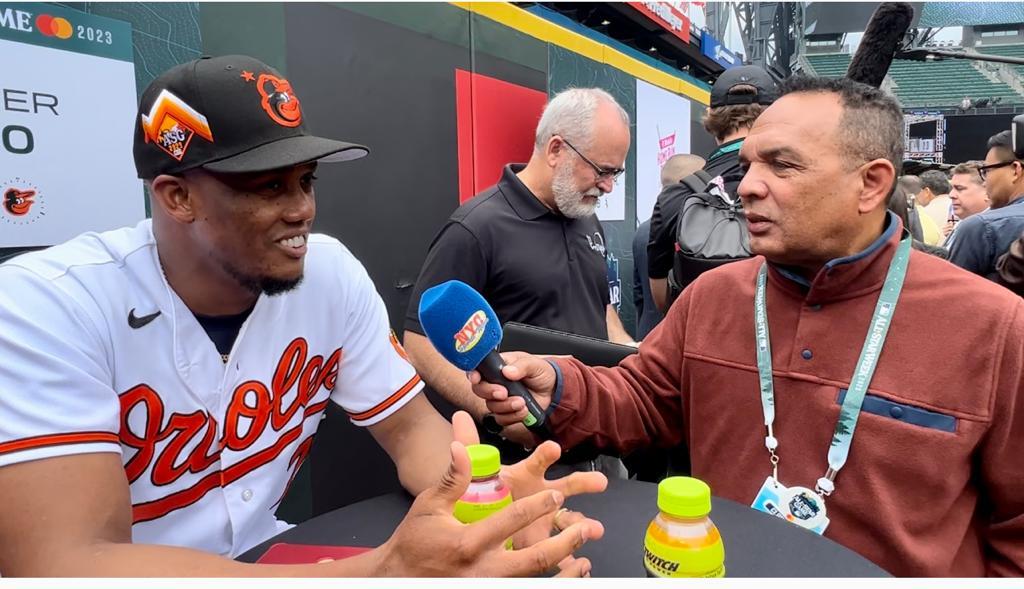 Yennier Canó entrevistado por Agustín Zapata en el T-Mobile Park en Seattle.