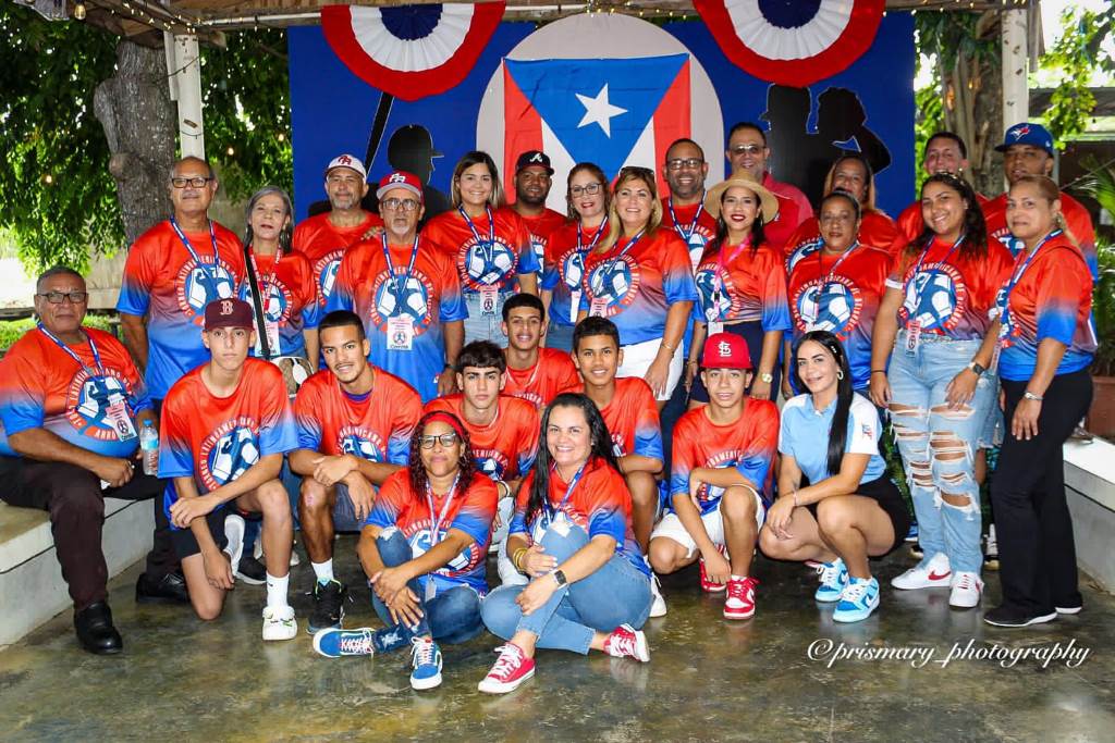EL COMITÉ ORGANIZADOR, encabezados por Antonio Soto, fueron los héroes de éste evento de béisbol.