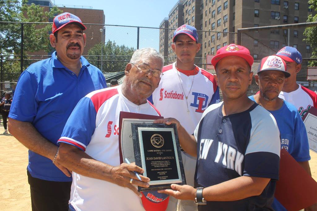 En esta foto de archivo David Lantigua, (izq.), es reconocido por Juan Domínguez de la Liga Caribe.
